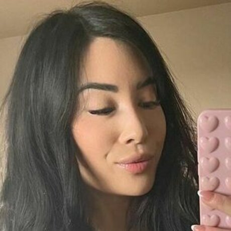 Naakte gelekte OnlyFans-foto van Valikate