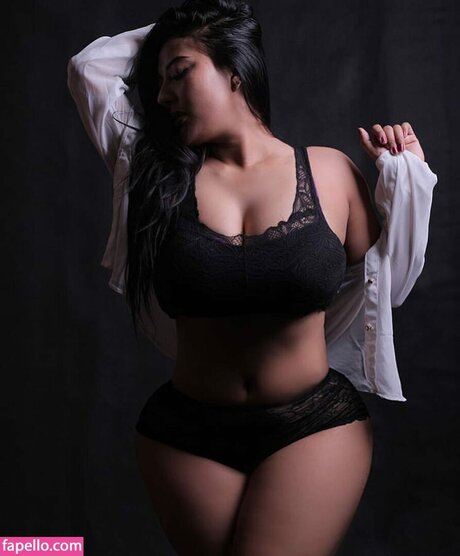 Naakte gelekte OnlyFans-foto van Niezka