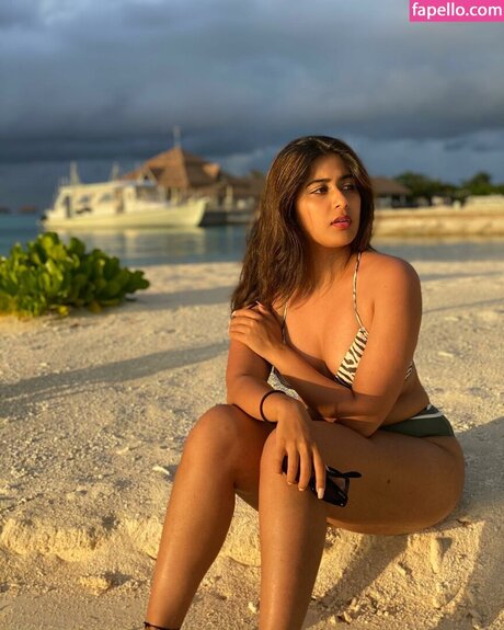 Naakte gelekte OnlyFans-foto van Nikita Sharma