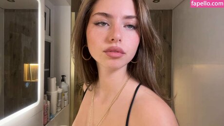 Naakte gelekte OnlyFans-foto van Lucia Ferrato