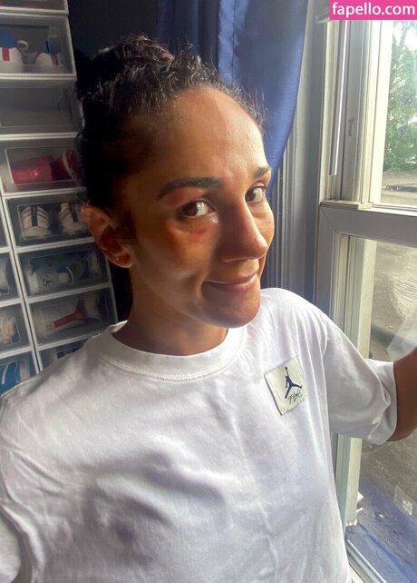 Naakte gelekte OnlyFans-foto van Amanda Serrano