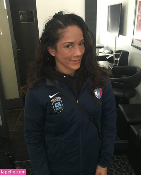 Naakte gelekte OnlyFans-foto van Amanda Serrano