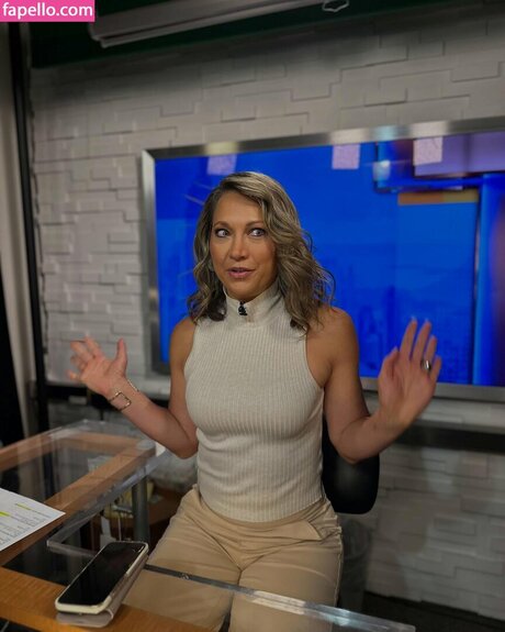 Naakte gelekte OnlyFans-foto van Ginger Zee