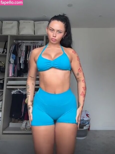 Naakte gelekte OnlyFans-foto van Elley Davies