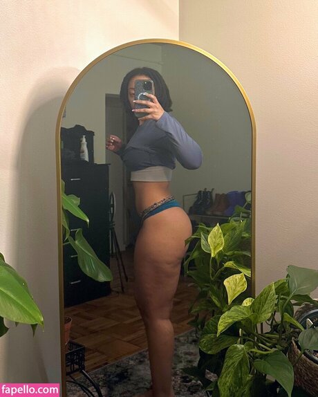 Naakte gelekte OnlyFans-foto van Artlessspace