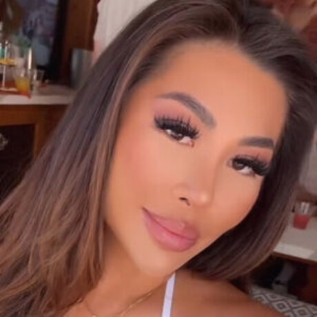 Naakte gelekte OnlyFans-foto van Mstinathaitran