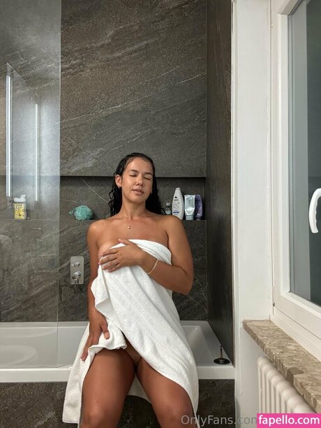 Naakte gelekte OnlyFans-foto van Shanny Streete
