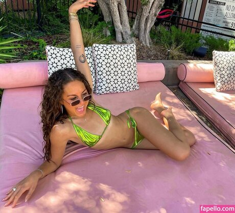 Naakte gelekte OnlyFans-foto van Meg Delacy