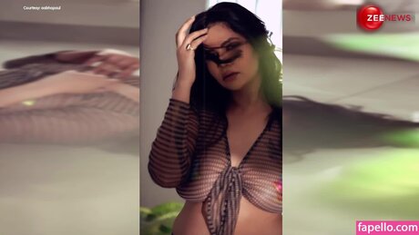 Naakte gelekte OnlyFans-foto van Aabha Paul