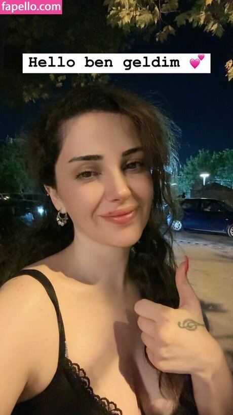 Naakte gelekte OnlyFans-foto van Deniz Bada