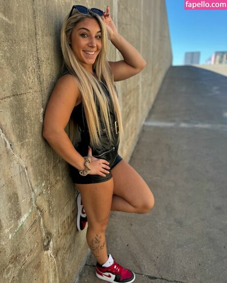 Naakte gelekte OnlyFans-foto van Thea Hail