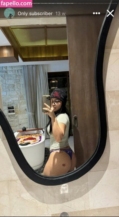 Naakte gelekte OnlyFans-foto van Bluntviews