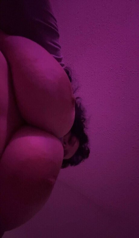 Naakte gelekte OnlyFans-foto van Prettygirlsluvsierrah