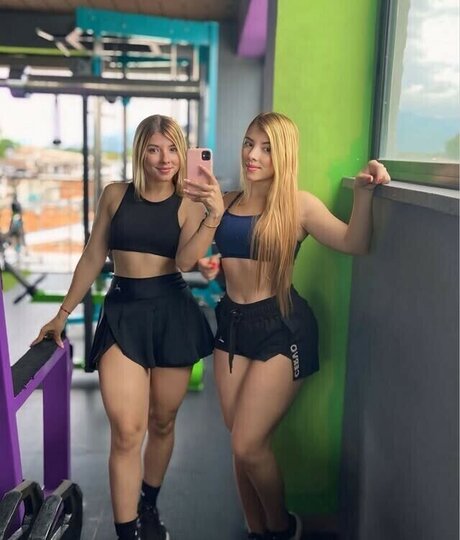 Naakte gelekte OnlyFans-foto van Gemelas Villada