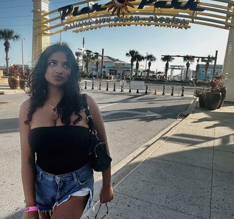 Naakte gelekte OnlyFans-foto van Abby Govindan