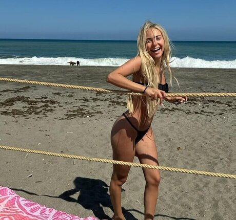 Naakte gelekte OnlyFans-foto van Ana Mena