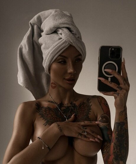 Naakte gelekte OnlyFans-foto van Kazamasha