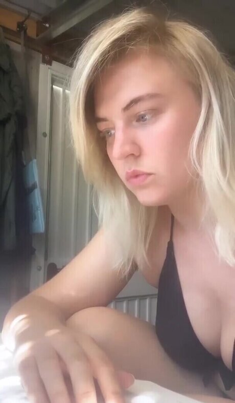 Naakte gelekte OnlyFans-foto van Rebecca Lucy Taylor