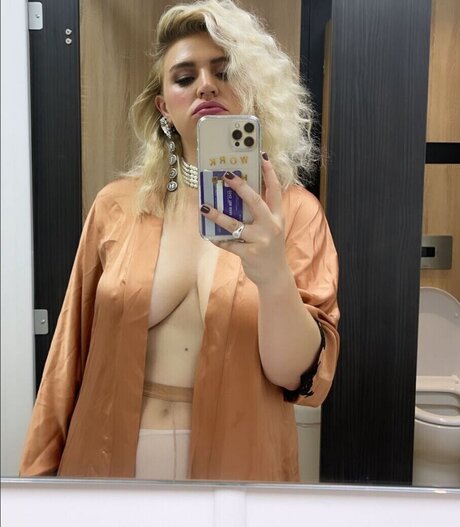 Naakte gelekte OnlyFans-foto van Rebecca Lucy Taylor
