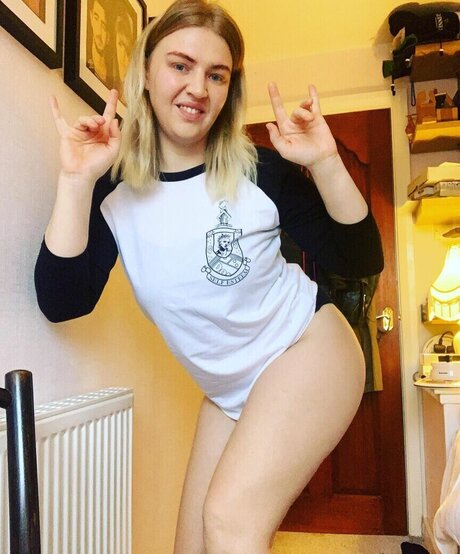 Naakte gelekte OnlyFans-foto van Rebecca Lucy Taylor