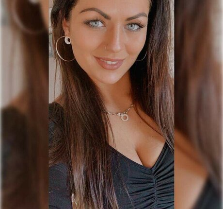 Naakte gelekte OnlyFans-foto van Shelly Black