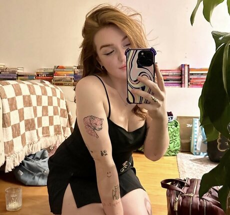 Naakte gelekte OnlyFans-foto van Eleanor Neale
