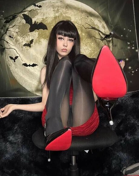 Naakte gelekte OnlyFans-foto van Madam Vampa
