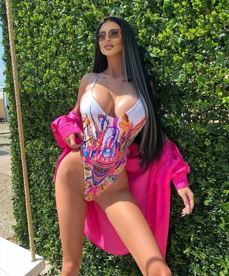Naakte gelekte OnlyFans-foto van Adina Tatiana