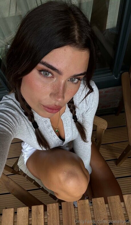Naakte gelekte OnlyFans-foto van Zoeallyse