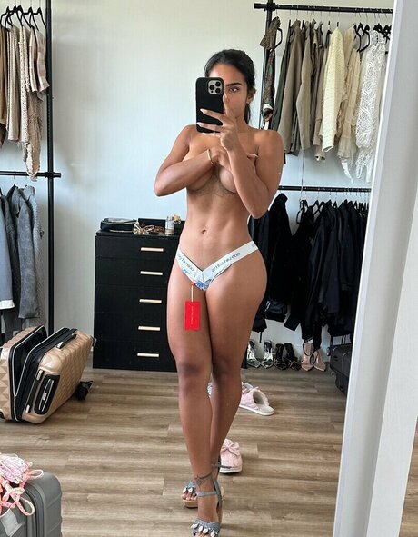 Naakte gelekte OnlyFans-foto van Priscilla Aqilla
