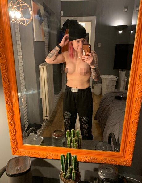 Naakte gelekte OnlyFans-foto van Lucy Spraggan