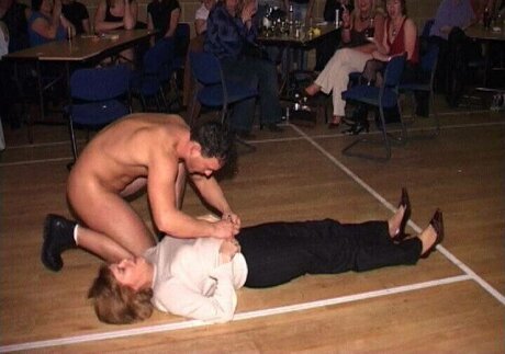 Naakte gelekte OnlyFans-foto van Hen Party Fun