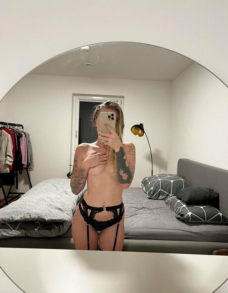 Naakte gelekte OnlyFans-foto van Ivysteel1