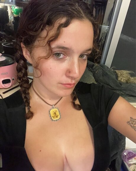 Naakte gelekte OnlyFans-foto van Bela