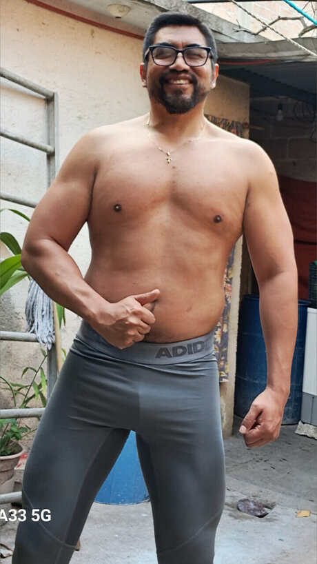 Naakte gelekte OnlyFans-foto van Sreros