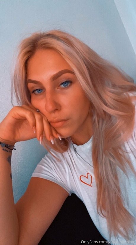 Naakte gelekte OnlyFans-foto van Jassietailorfree