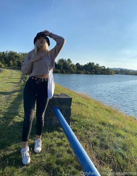 Naakte gelekte OnlyFans-foto van Jassietailorfree