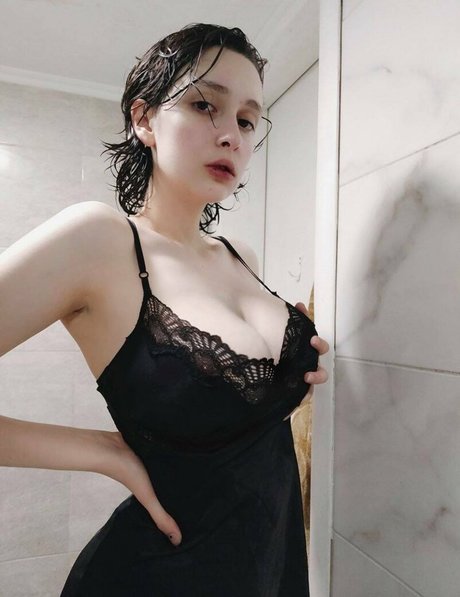 Naakte gelekte OnlyFans-foto van Helga Amor