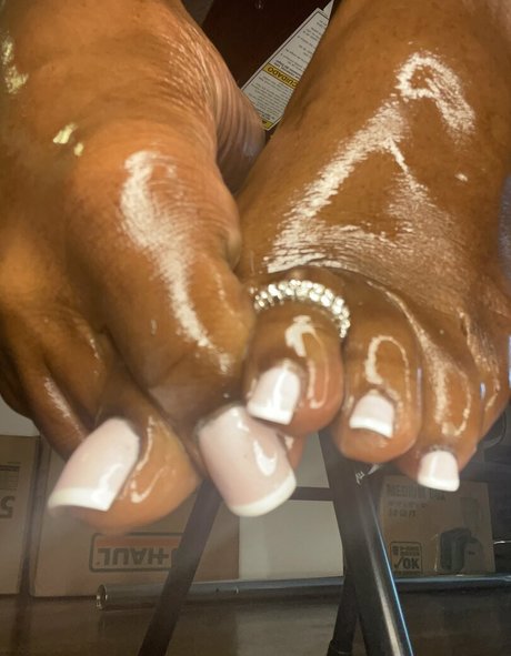 Naakte gelekte OnlyFans-foto van Queenmelaninsdungeonn