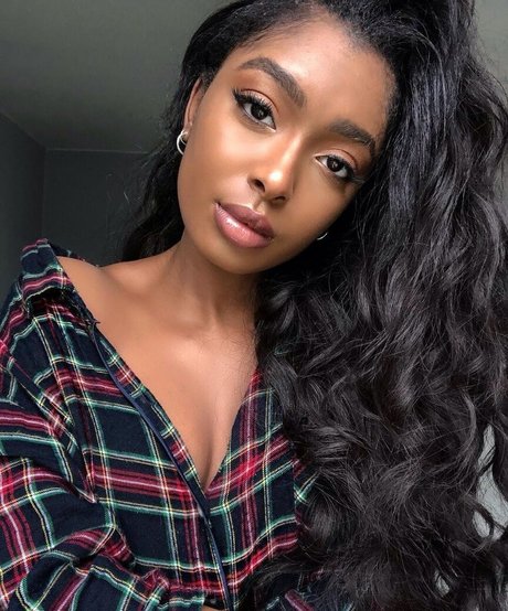 Naakte gelekte OnlyFans-foto van Jourdan Riane