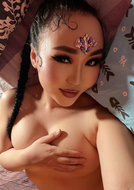 Naakte gelekte OnlyFans-foto van Chinimamasita