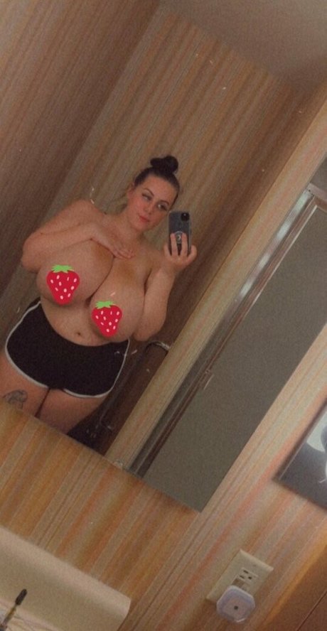 Naakte gelekte OnlyFans-foto van Lucy June
