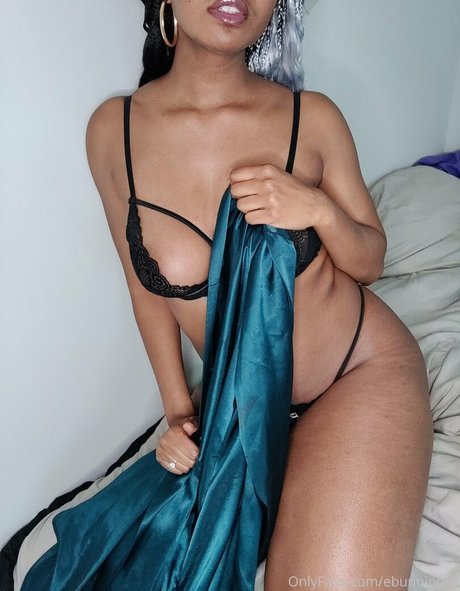 Naakte gelekte OnlyFans-foto van Ebunnipurrl