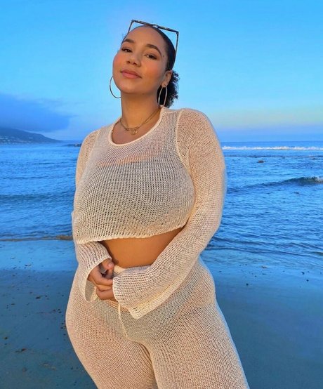 Naakte gelekte OnlyFans-foto van Katelyn Folasade