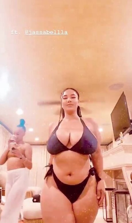 Naakte gelekte OnlyFans-foto van Katelyn Folasade