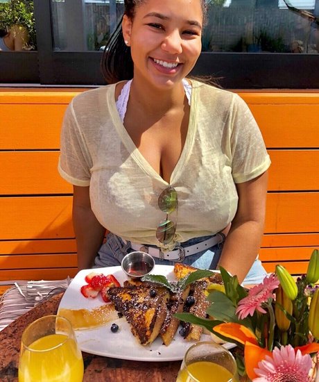 Naakte gelekte OnlyFans-foto van Katelyn Folasade