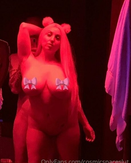 Naakte gelekte OnlyFans-foto van Cosmicspaceslut
