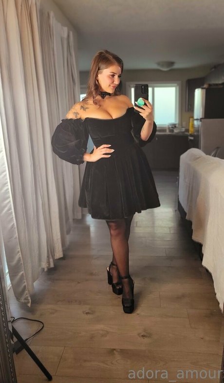 Naakte gelekte OnlyFans-foto van Adoraamour