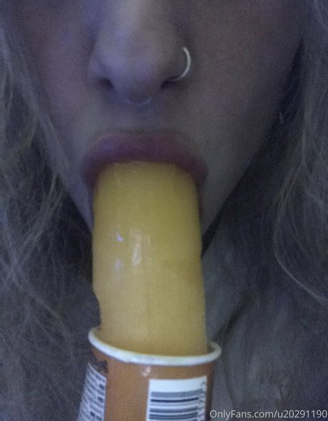 Naakte gelekte OnlyFans-foto van Hornycavegirl