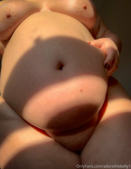 Naakte gelekte OnlyFans-foto van Adorethebelly1